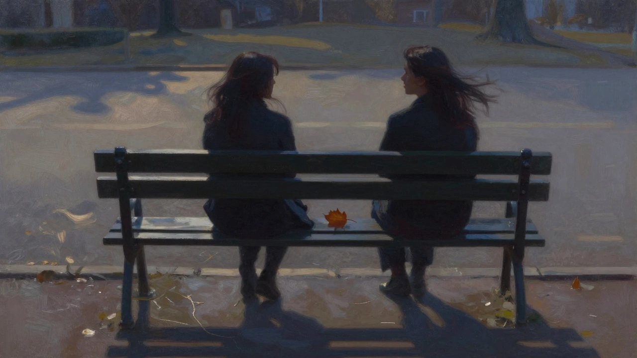 Две тени на скамейке в парке, между ними лист — без слов, но с глубокой эмоциональной дистанцией.