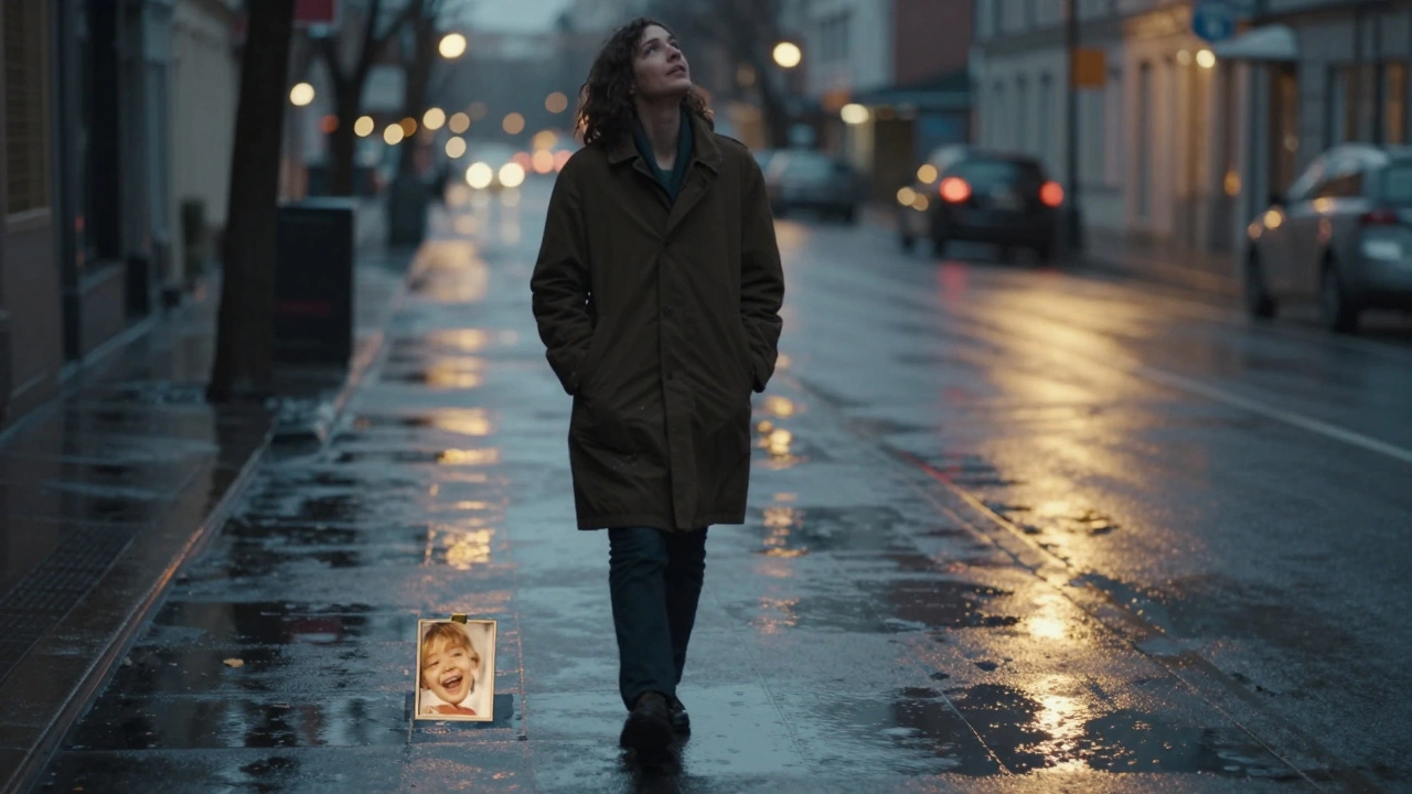 Человек идёт по мокрой улице вечером, смотрит на отражения в лужах, где мелькают эмоциональные образы.