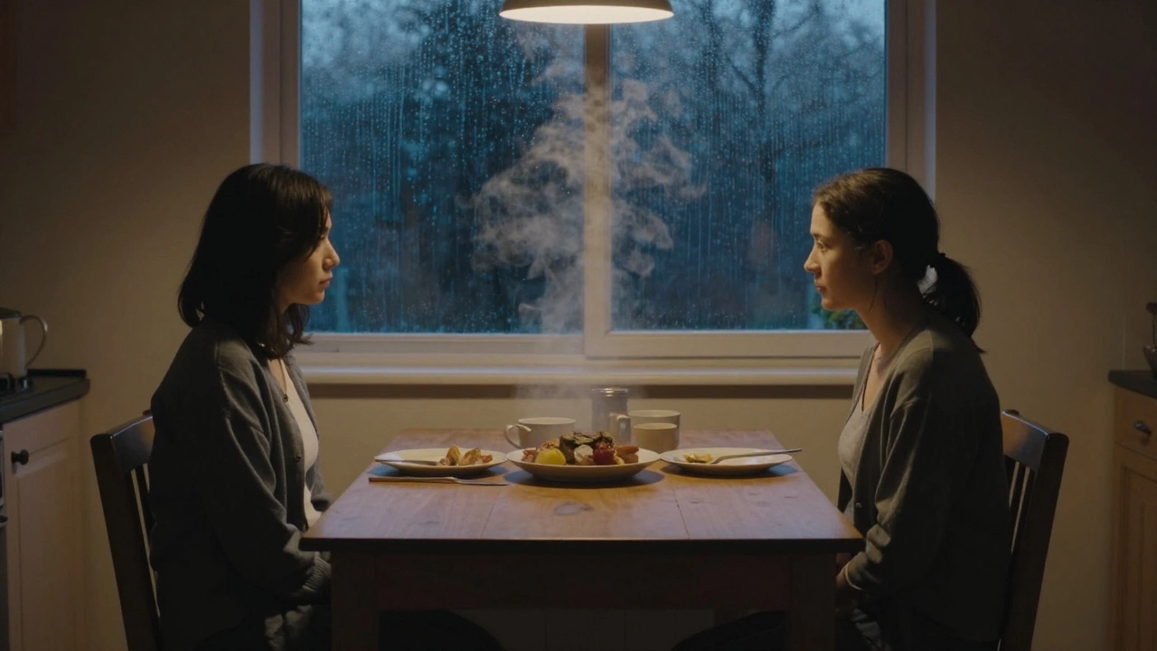 На кухне — две тарелки, одна пуста, женщина сидит в тишине, за окном дождь.